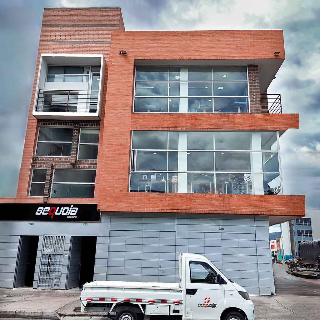 Sede principal Sequoia Speed fábrica de dotaciones para motociclistas en Bogotá Colombia