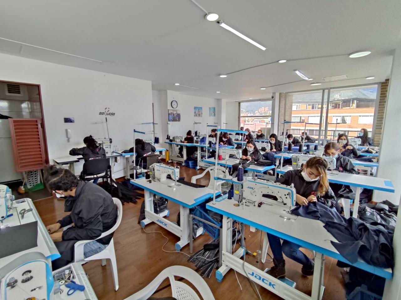 Equipo de costureras en máquinas industriales Jack