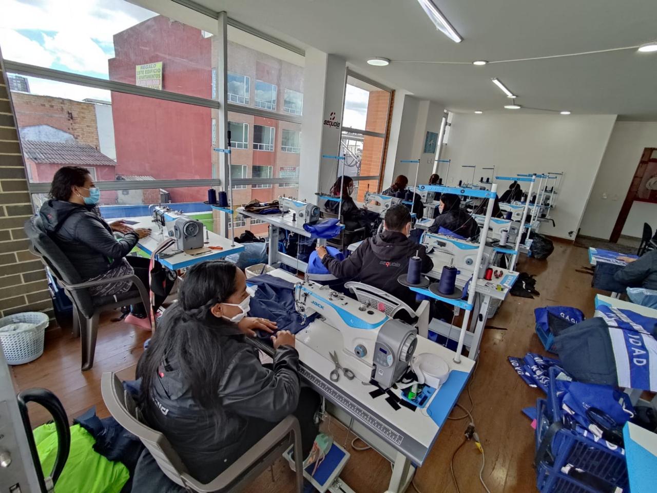 Línea de producción con máquinas industriales