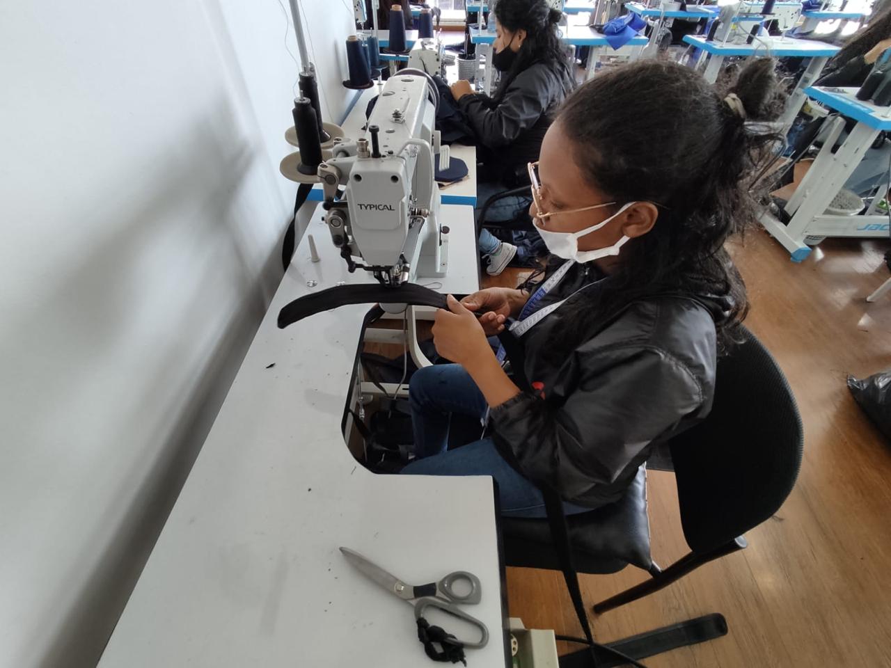 Costurera preparando materiales