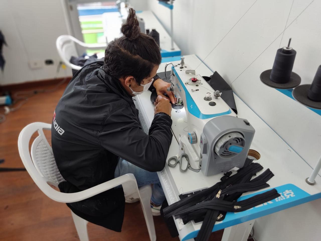 Operario trabajando con cremalleras