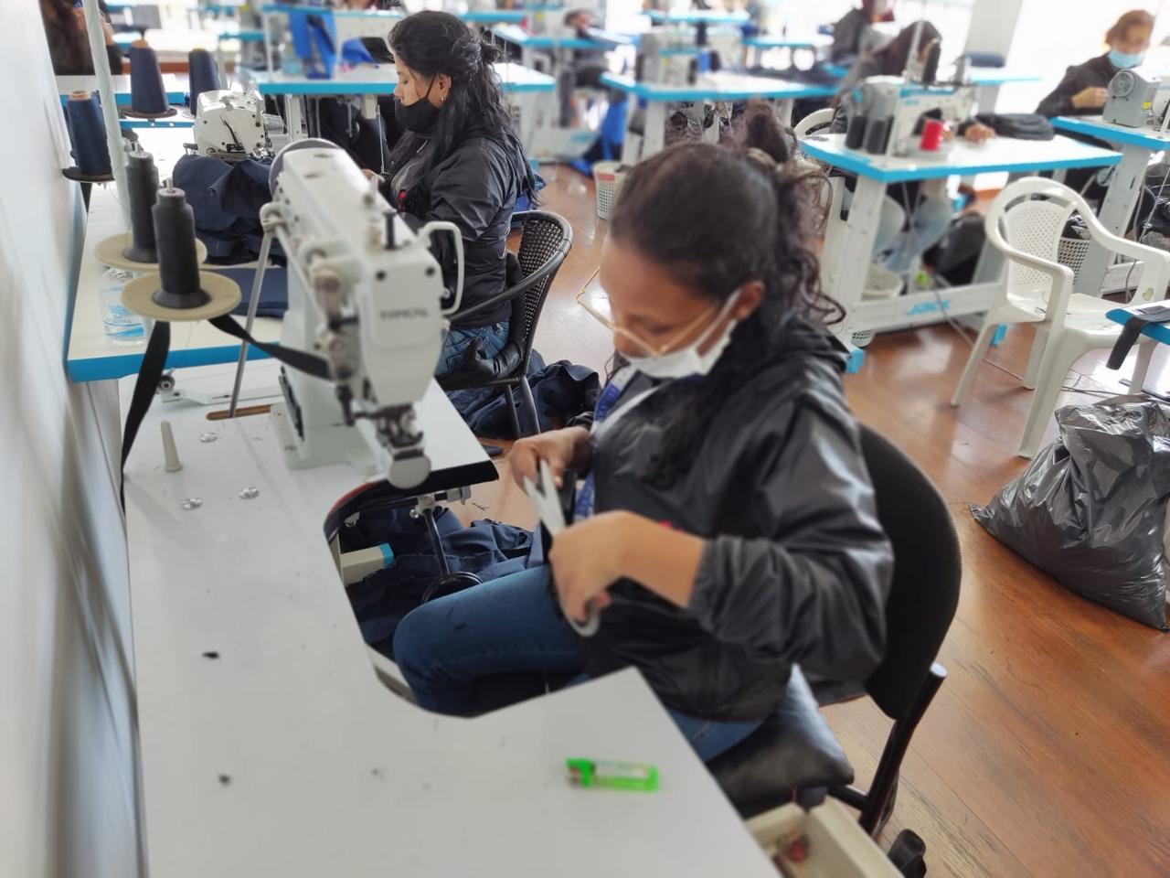 Operarias trabajando en equipo