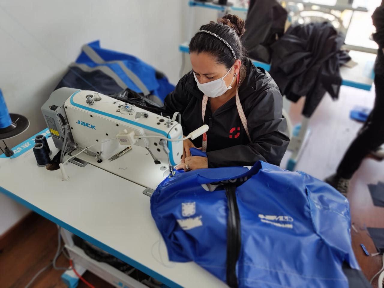 Costurera confeccionando chaqueta personalizada